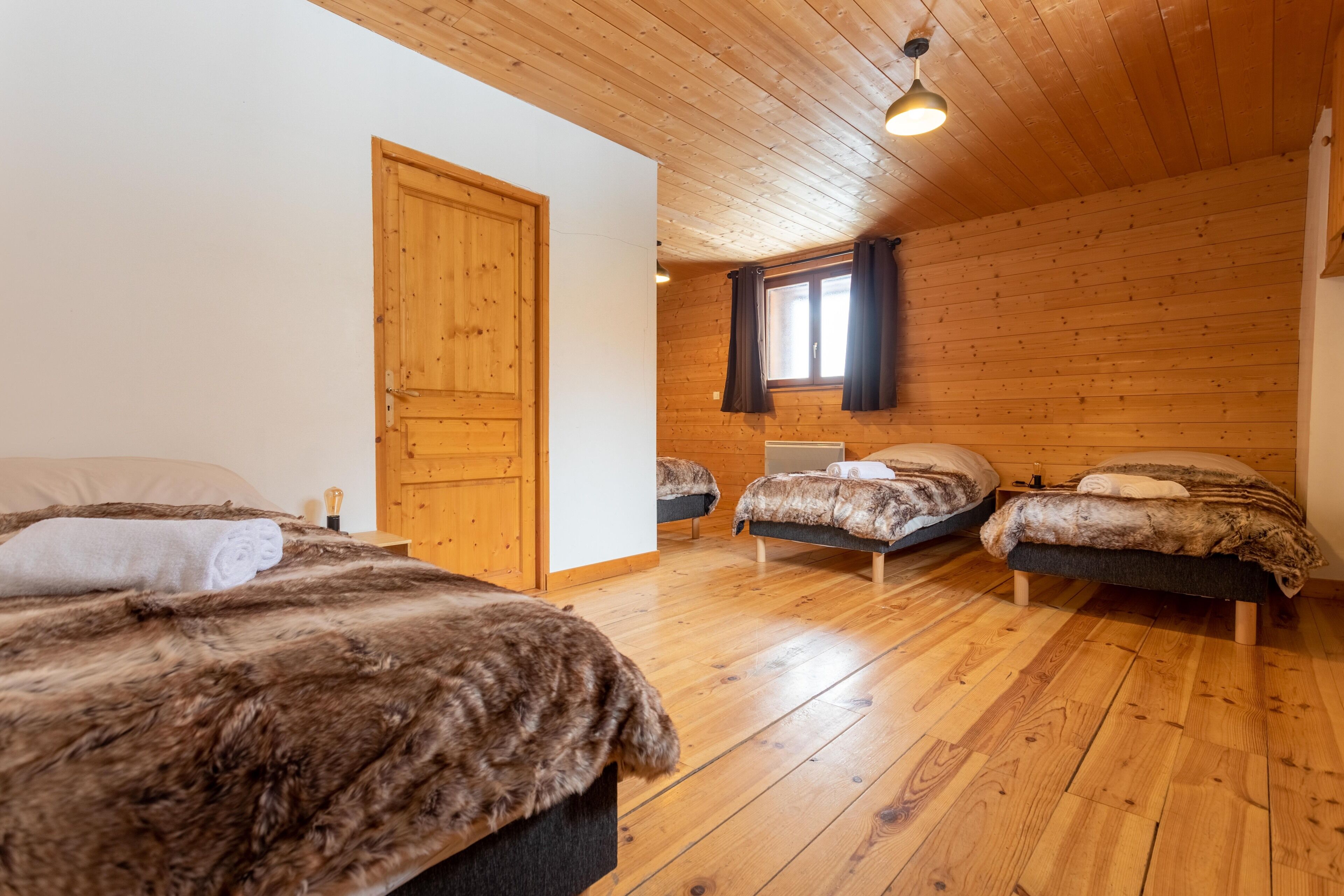 4 slaapkamers, een strijkplank/strijkijzer, internet, beddengoed
