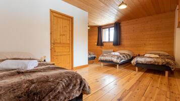 4 slaapkamers, een strijkplank/strijkijzer, internet, beddengoed