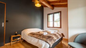 4 bedrooms, iron/ironing board, Internet, bed sheets