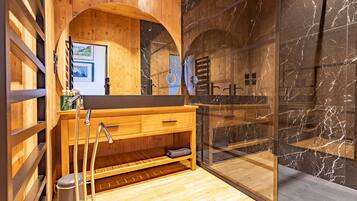Une coiffeuse en bois avec un plan de travail en marbre, un porte-serviettes et un miroir.