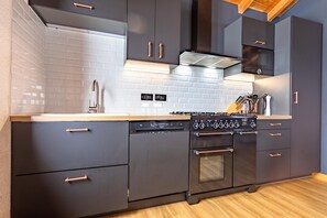 Kylskåp, mikrovågsugn, ugn och spishäll