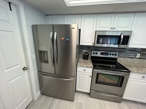 冷蔵庫、電子レンジ、オーブン、コンロ