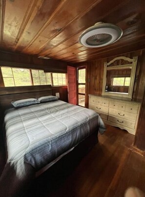 4 chambres, bureau, fer et planche à repasser, accès au Wi-Fi (inclus)