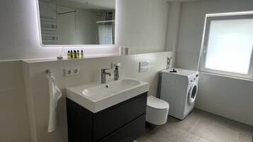 Dusche, Handtücher, Seife, Toilettenpapier
