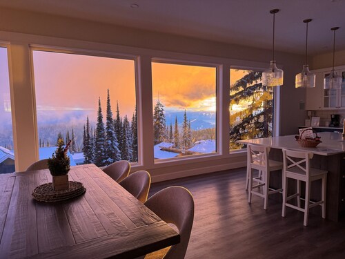 Brand new duplex on the Ridge with incredible mountain views and an elevator!