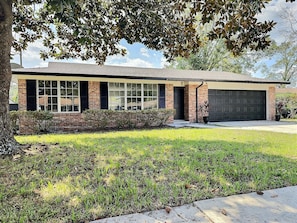 Exterior - Darren’s Den: 4Bd/2Bth Luxury Modern Home Sleeps7! (Jacksonville)