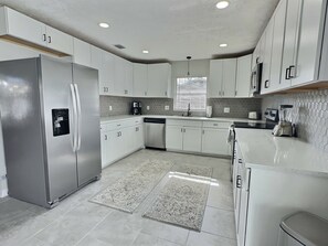 Fridge, microwave, oven, stovetop - Darren’s Den: 4Bd/2Bth Luxury Modern Home Sleeps7! (Jacksonville)