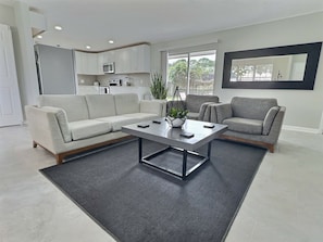 Smart TV - Darren’s Den: 4Bd/2Bth Luxury Modern Home Sleeps7! (Jacksonville)