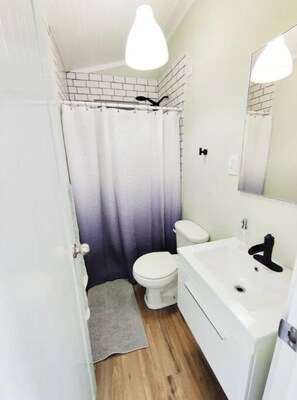 Hair dryer, towels, shampoo, toilet paper - Vida D' Montaña Tiny House (Corozal)