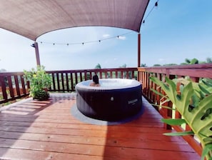 Outdoor spa tub - Vida D' Montaña Tiny House (Corozal)