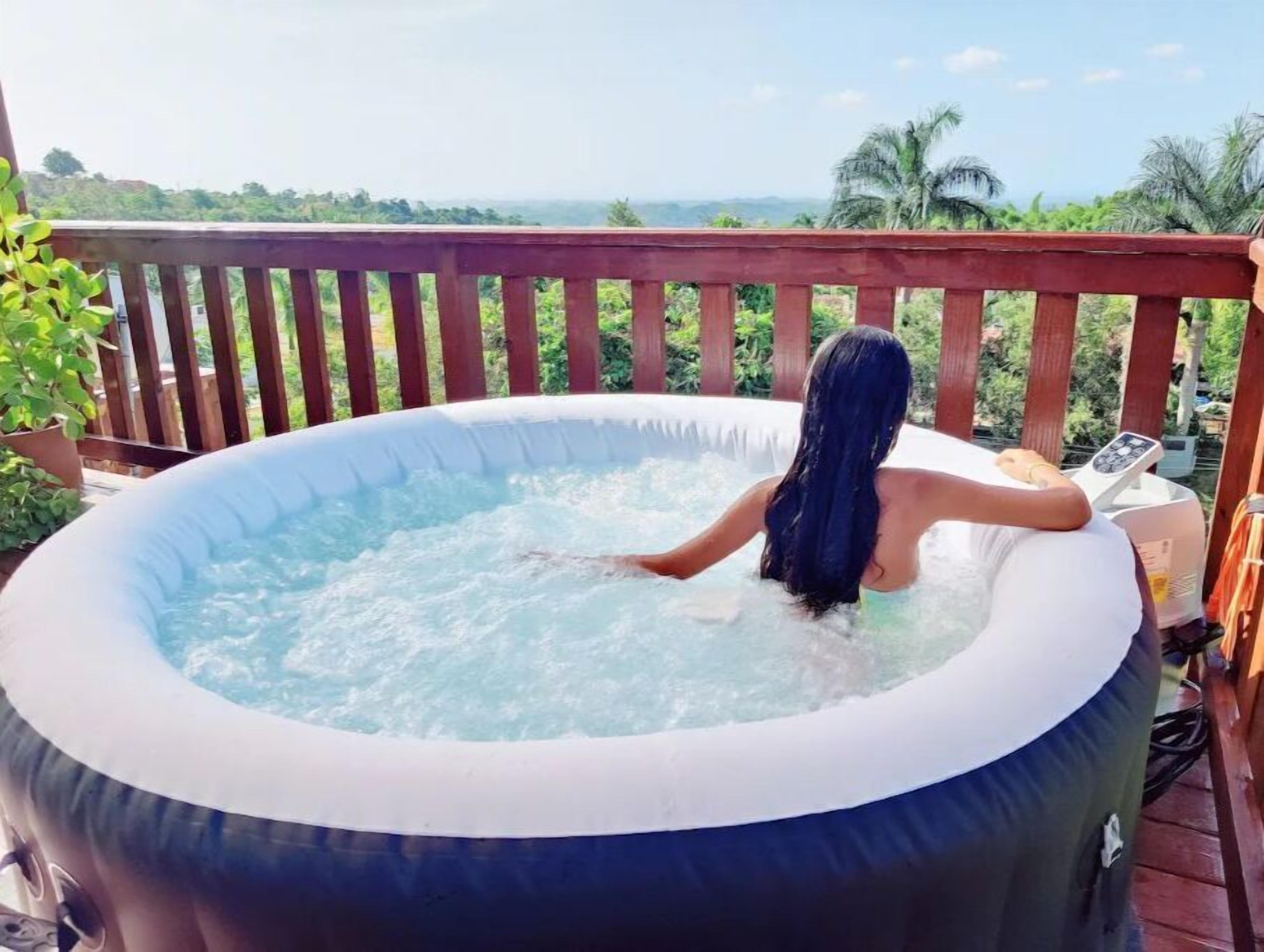 Tina de hidromasaje al aire libre