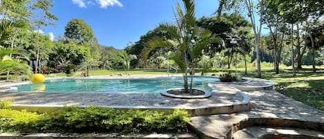 Una piscina al aire libre