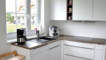 Kühlschrank, Mikrowelle, Ofen, Geschirrspüler