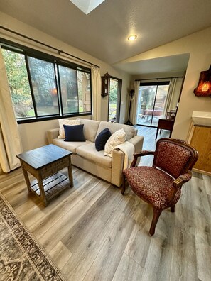 Smart TV, video games, computer monitors, printers - Charming Private Cabin Mini Farm Pets Welcomed Walk to The Lake, Trails & Town (Kent)