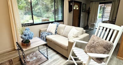 Charming Private Cabin Mini Farm Pets Welcomed Walk to The Lake, Trails & Town