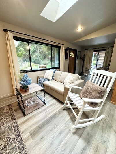 Charming Private Cabin Mini Farm Pets Welcomed Walk to The Lake, Trails & Town