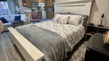 Skrivbord, strykjärn/strykbräda, gratis wi-fi och sängkläder