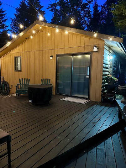 Charming Private Cabin Mini Farm Pets Welcomed Walk to The Lake, Trails & Town