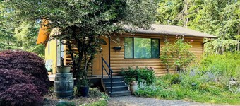 Charming Private Cabin Mini Farm Pets Welcomed Walk to The Lake, Trails & Town