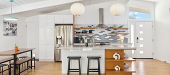 Cozy, Spacious, Family-Friendly + LARGE YARD W/ HOT TUB ~by all attractions!
