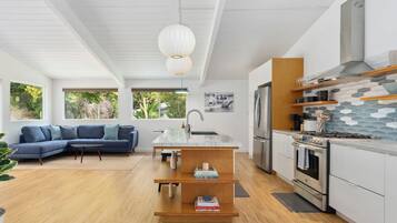 Refrigerador, microondas, horno y parrilla de estufa