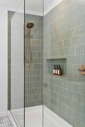 Douche, sèche-cheveux, serviettes fournies, savon