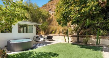 Cozy, Spacious, Family-Friendly + LARGE YARD W/ HOT TUB ~by all attractions!