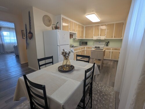In Town! Fully-equipped kitchen with spacious bedrooms. Free parking & WiFi!