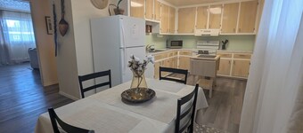 In Town! Fully-equipped kitchen with spacious bedrooms. Free parking & WiFi!