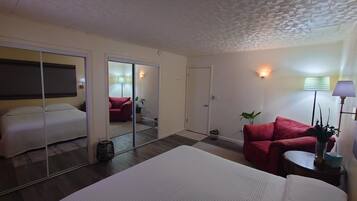 2 slaapkamers, een bureau, een strijkplank/strijkijzer, gratis wifi