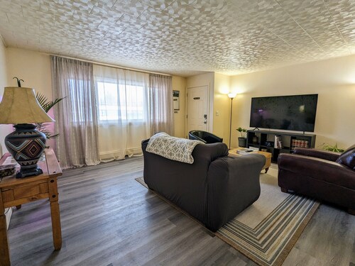 In Town! Fully-equipped kitchen with spacious bedrooms. Free parking & WiFi!