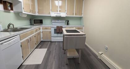 In Town! Fully-equipped kitchen with spacious bedrooms. Free parking & WiFi!