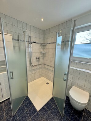 Douche, sèche-cheveux, serviettes fournies, savon