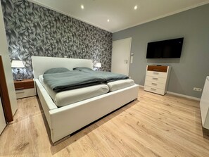 2 soverom, skrivebord, strykejern/-brett og reiseseng for barn