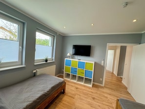 2 chambres, bureau, fer et planche à repasser, lit de bébé portatif