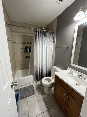 Hair dryer, towels, soap, shampoo - Springdale house  (D'Iberville)