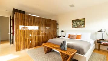 5 habitaciones, escritorio y tabla de planchar con plancha