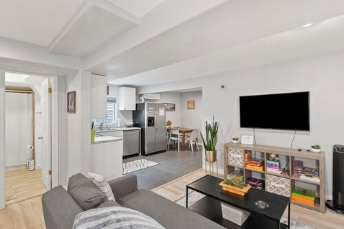 February 2026 available Updated 2br Minutes from downtown- backyard & Firepits

