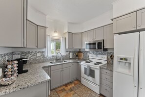 Fridge, microwave, oven, stovetop - December special open now *Cozy 3 bedroom Downtown with Firepits and backyard

 (Colorado Springs)