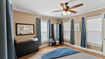 3 bedrooms, desk, iron/ironing board, travel crib