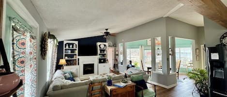 Smart TV, chimenea y libros