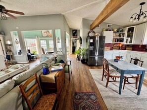 Smart TV, fireplace, books - Unique Country Farmhouse with Beautiful Courtyard (Moyock)