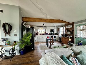Smart TV, fireplace, books - Unique Country Farmhouse with Beautiful Courtyard (Moyock)