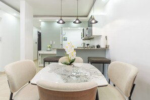 Dining - Serenity-3BR/Pool/Rooftop/BBQ/Mountain View (Baní)