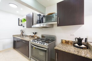 Microondas, horno, parrilla de estufa y cafetera y tetera