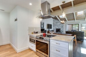 Kühlschrank, Mikrowelle, Herdplatte, Geschirrspüler