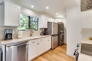 Kühlschrank, Mikrowelle, Herdplatte, Geschirrspüler