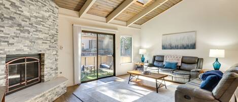 电视、壁炉、书