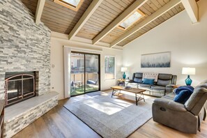 TV, fireplace, books - Stylish Incline Village Vacation Rental w/ A/C! (Incline Village)
