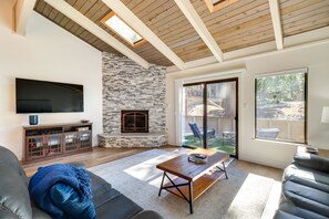 Fernseher, Kamin, Bücher